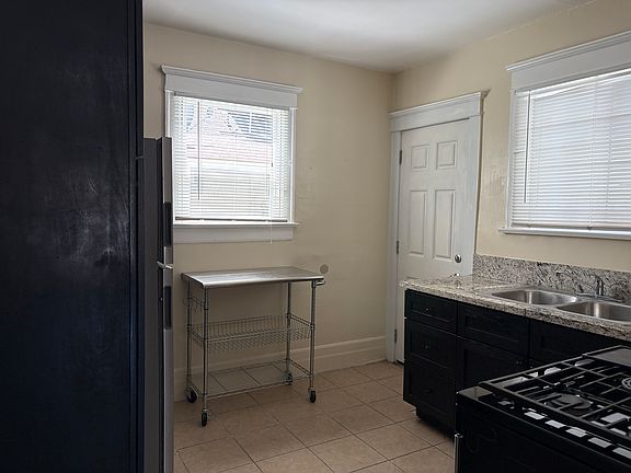 5th image of 304 S Oak Knoll Ave #304