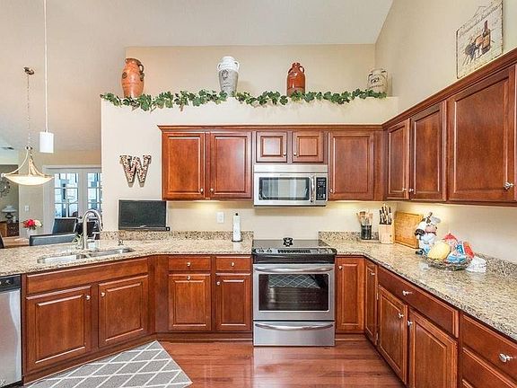 5th image of 121 Quarry Lakes Dr