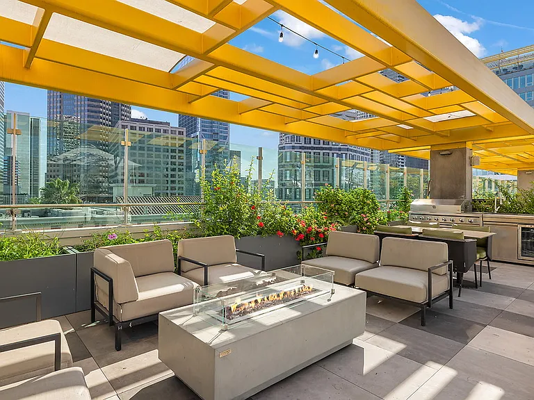 Skylux on Wilshire — Photo 40
