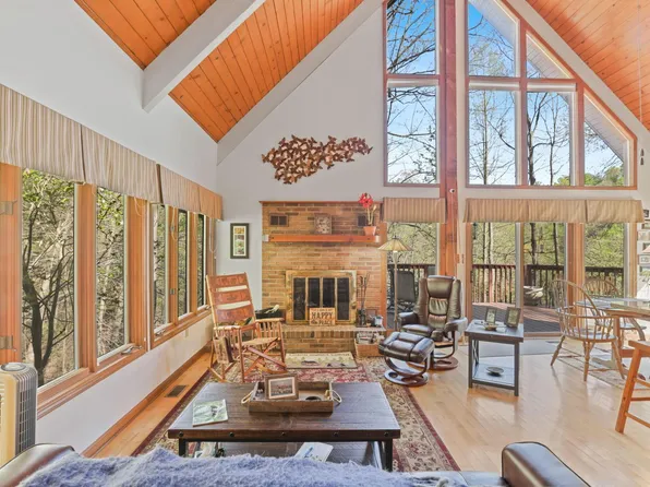 1965 Coyote Ct, Sugar Grove, OH 43155