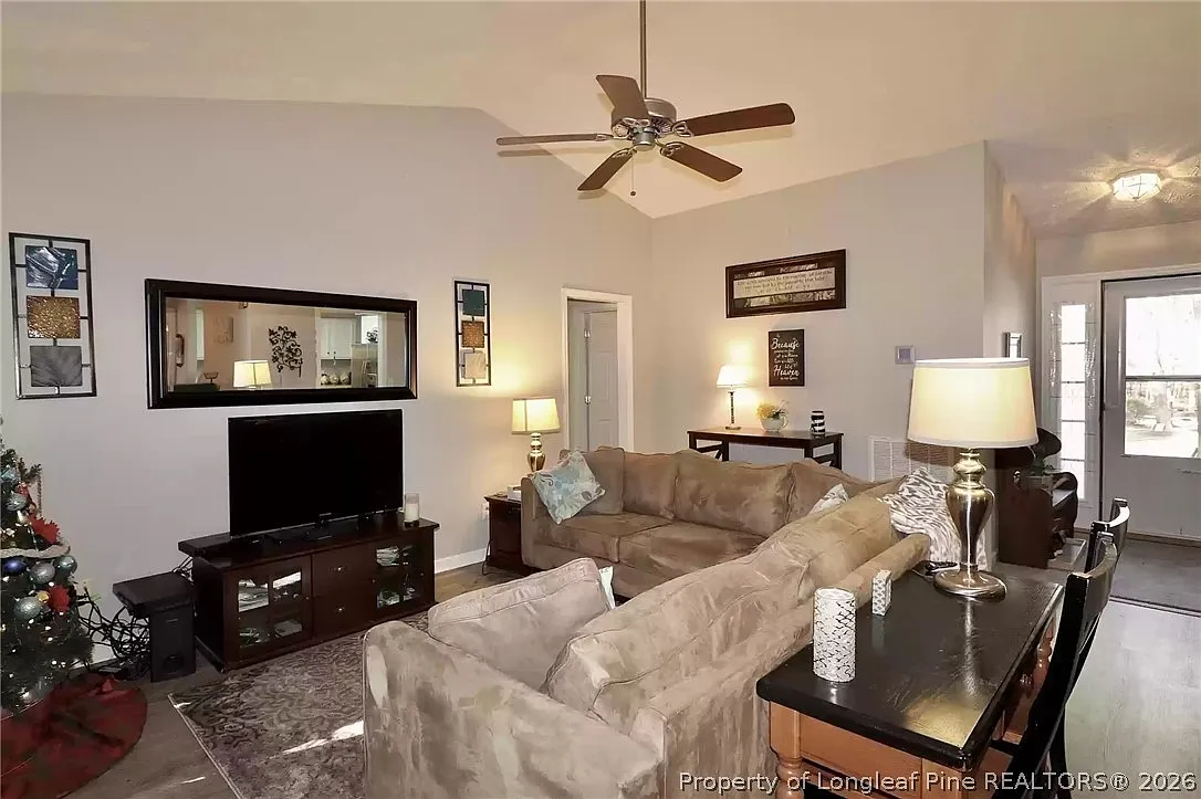 3 bed, 2.0 bath, 1465 sqft, $2,000 — Photo 3