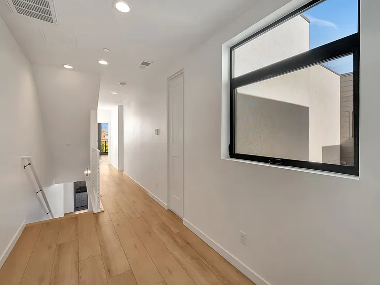 109 Daisy Ave #4 — Photo 39