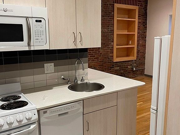 2nd image of 140 Bowdoin St #20