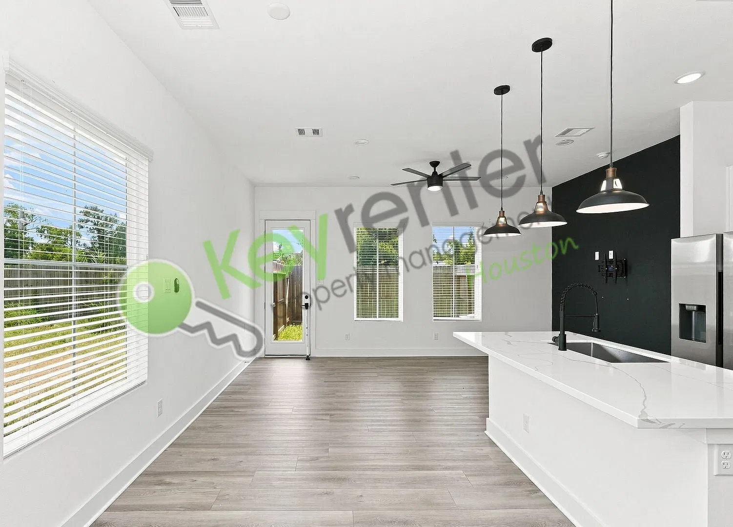 Stunning 3/2.5 Home In Gated Complex In Houston, Tx! First Year Of Electricity Covered! — Photo 3