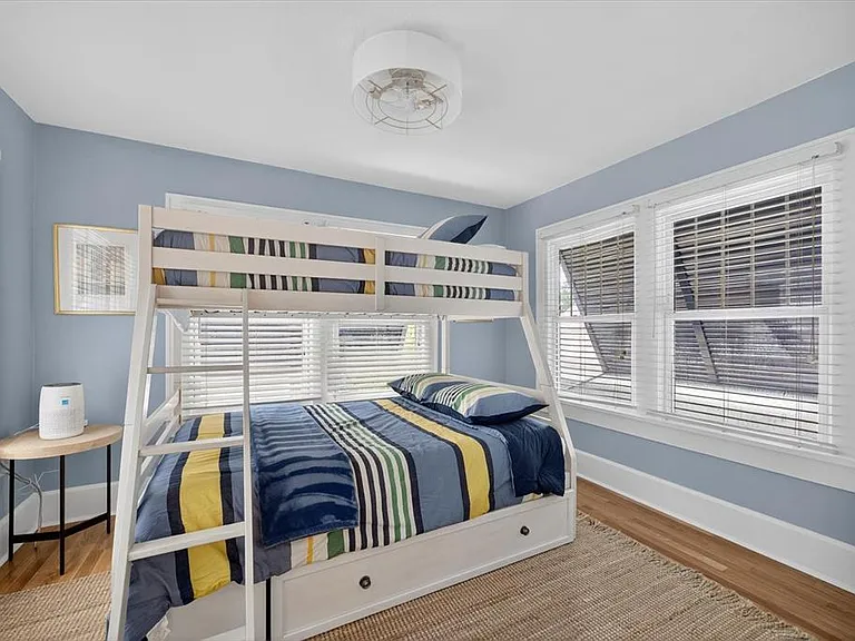 221 13th Ave NE — Photo 30