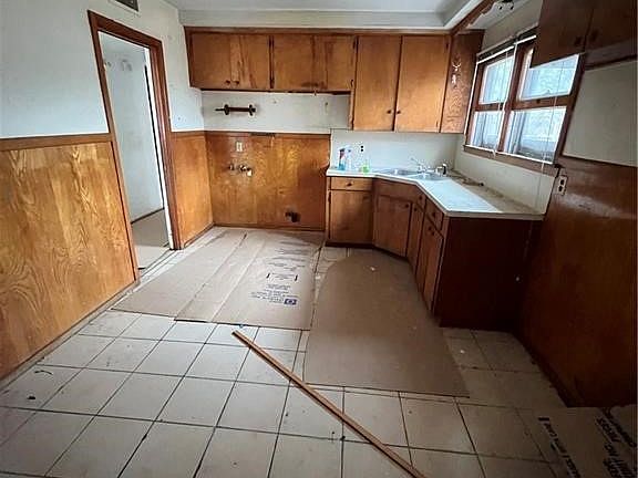 5th image of 909 Highland Ave