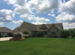 6675 W River Pointe Dr, Franklin, WI 53132