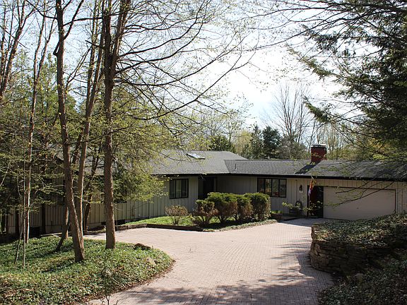2nd image of 4921 Tanglewood Ln
