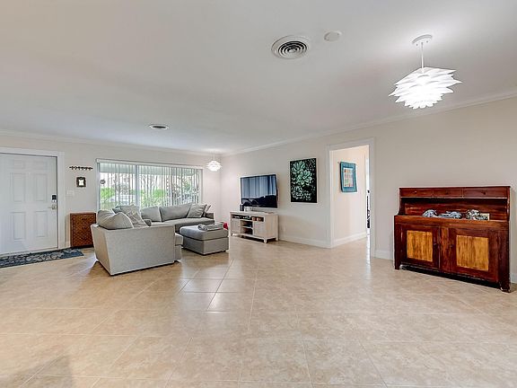 5th image of 1253 SE 4th Avenue