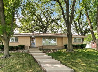 9626 W Shore Dr, Oak Lawn, IL 60453