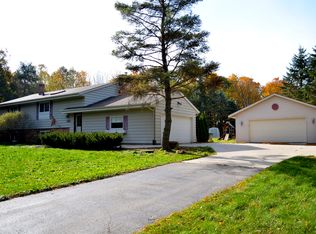 1433 Heather Cir, Hubertus, WI 53033