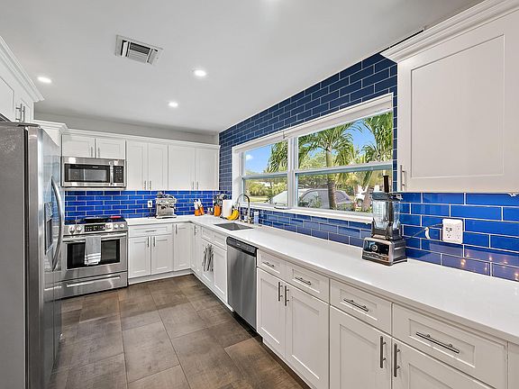 3rd image of 428 Hawthorne Drive