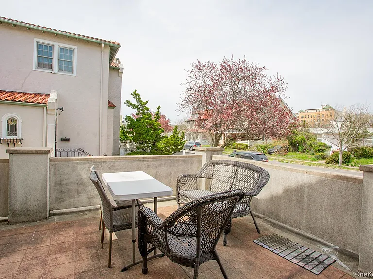 136 E Olive St — Photo 3