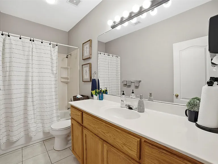 409 E Austin Ave — Photo 28