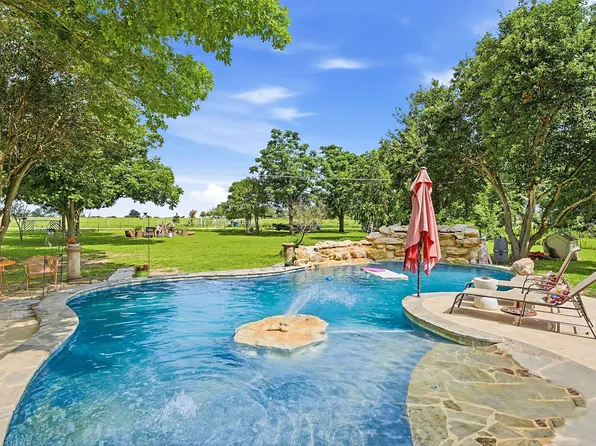 108 Woodlake Dr, McQueeney, TX 78123