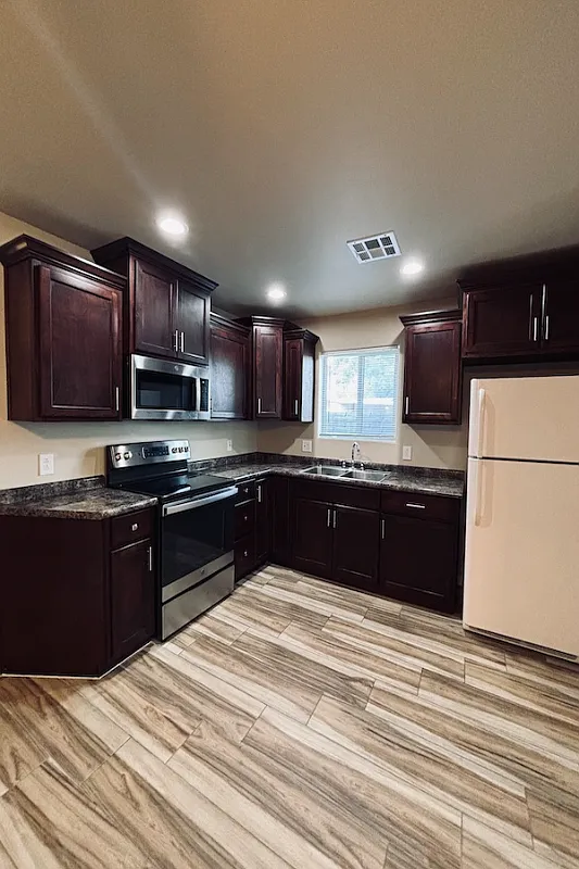 Beautiful 2 Bed/2bath With A Fenced Patio! Available Nov. 1st — Photo 2
