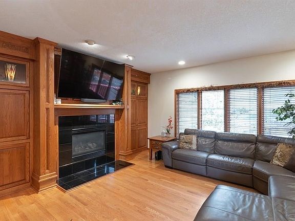 5th image of 1353 Burr Oaks Dr
