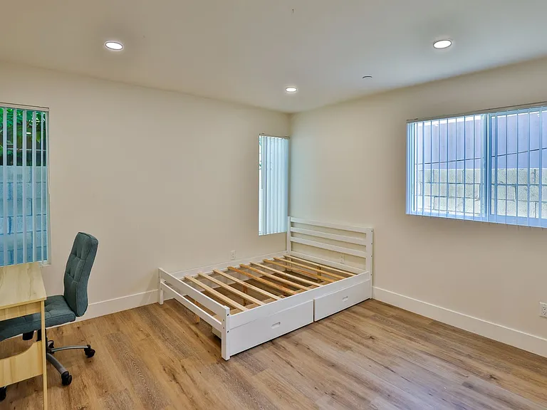 1164 W 37th Pl — Photo 14