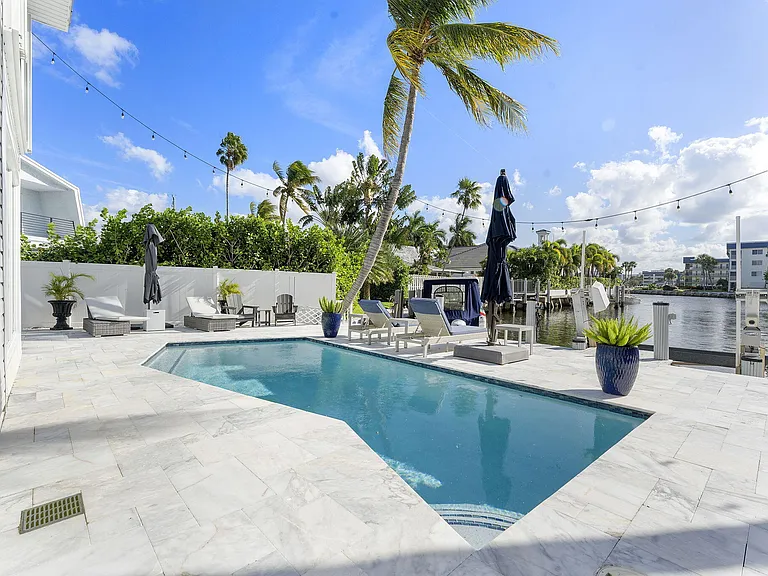 910 Jasmine Dr — Photo 2