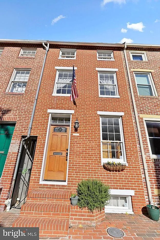 2 bed, 1008 sqft, $1,980 — Photo 2
