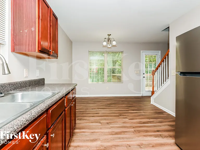 380 Pine Tree Dr — Photo 5