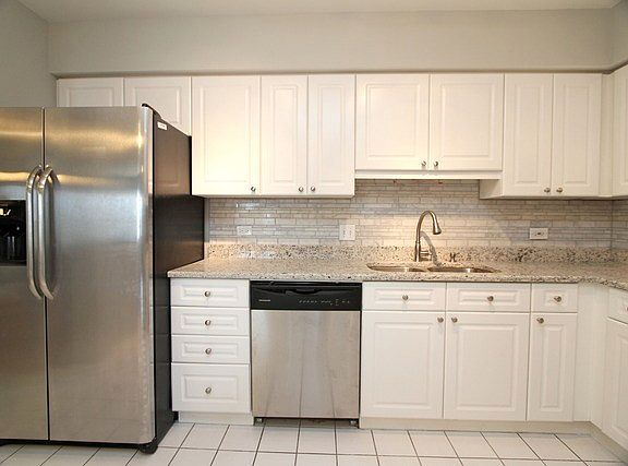 4th image of 7091 W Touhy Ave
