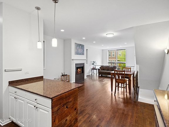 4th image of 831 N Hermitage Ave APT 1