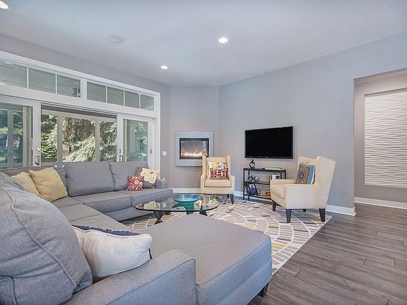 4th image of 560 Old Macatawa Ct