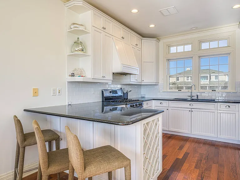 817 Dune Rd — Photo 12