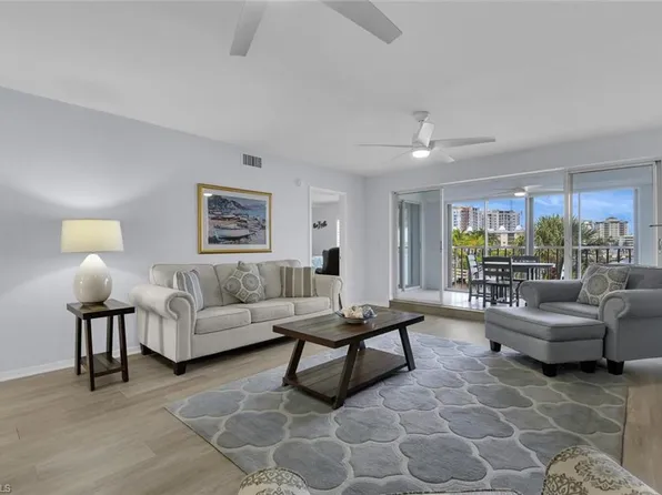 9101 Vanderbilt Dr, Naples, FL