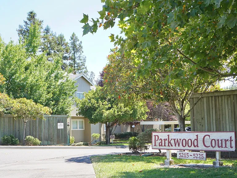 Parkwood Court Apartments — Photo 6