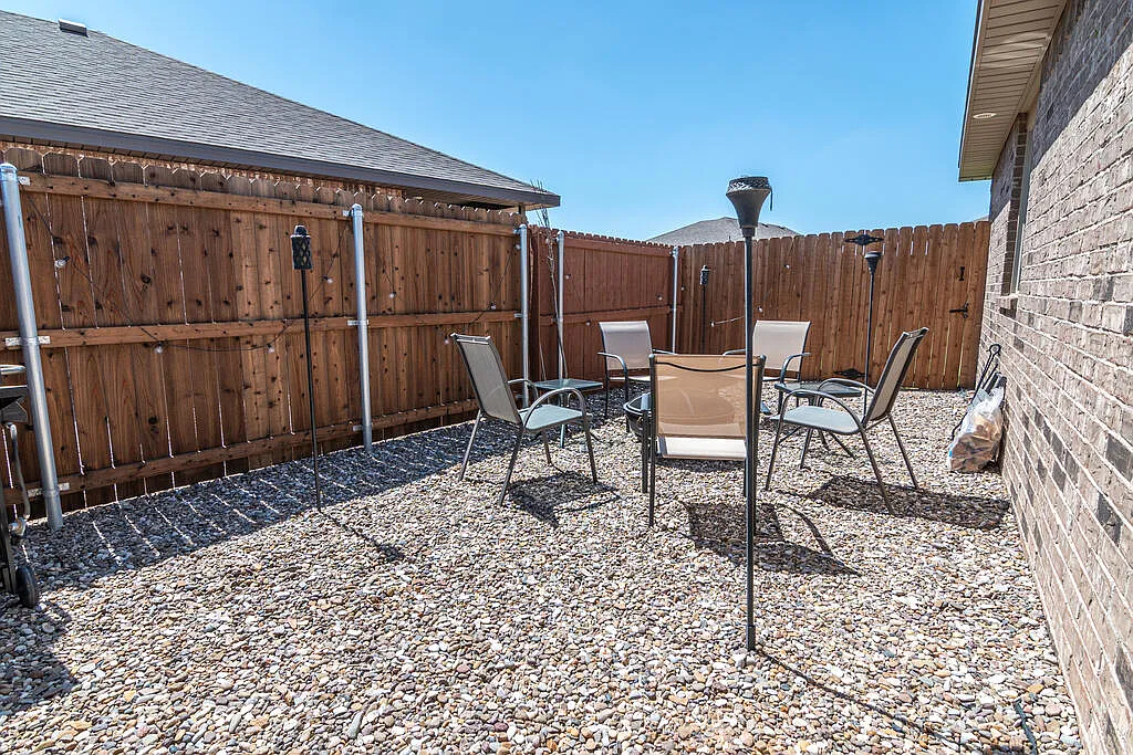 3 bed, 2.0 bath, 1668 sqft, $2,700 — Photo 2