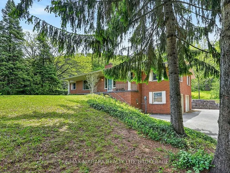 12 Sheppard Cres — Photo 2