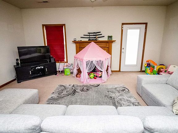 5th image of 1501 Meadowbrooke Ln