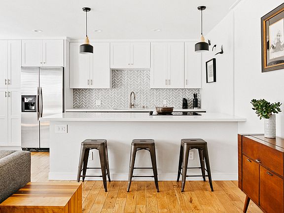 3rd image of 960 Larrabee St APT 111