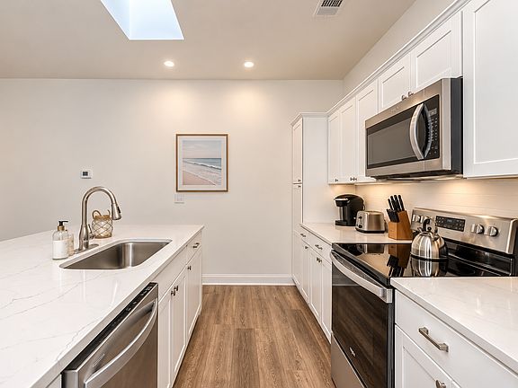 3rd image of 403 11th Ave S #C