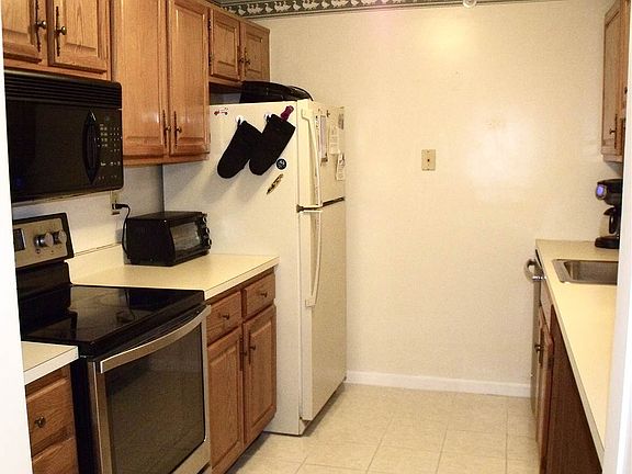 3rd image of 11 Bartemus Trl APT 208