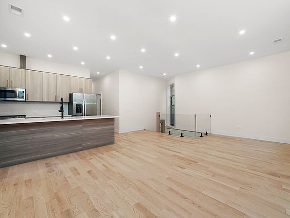 4th image of 700 W Aldine Ave APT 3
