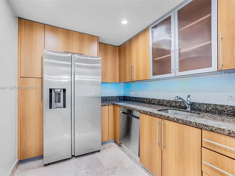 7501 E Treasure Dr #7M — Photo 7