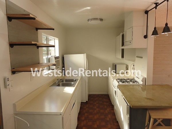 2nd image of 941 N San Vicente Blvd APT 8