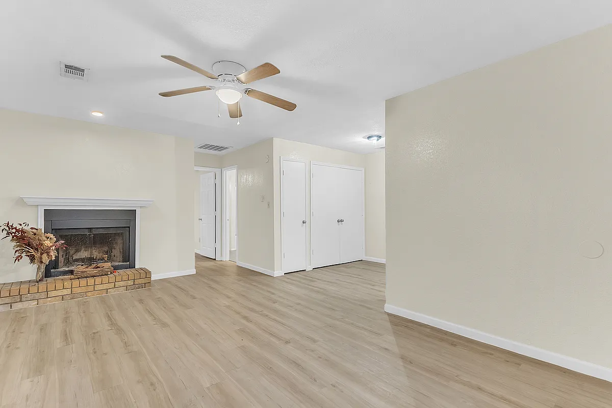 Building Photo - 211 W Trinity St #D