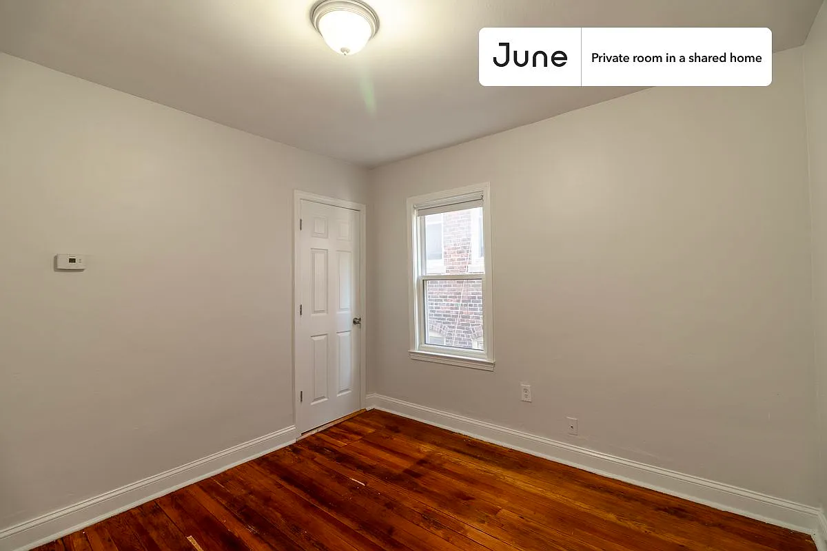 Queen bedroom in 4 bed/1 bath home in Roxbury #1875 C — Photo 3