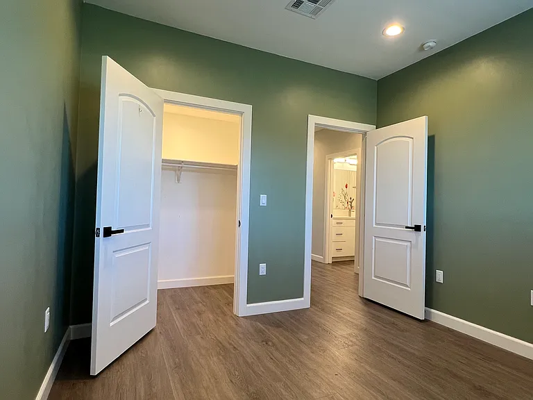 926 Warwick Ave — Photo 30