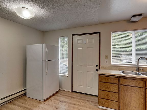 3rd image of 770 SW Harrier Cir APT 2