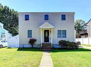16 Garden Blvd, Hicksville, NY 11801