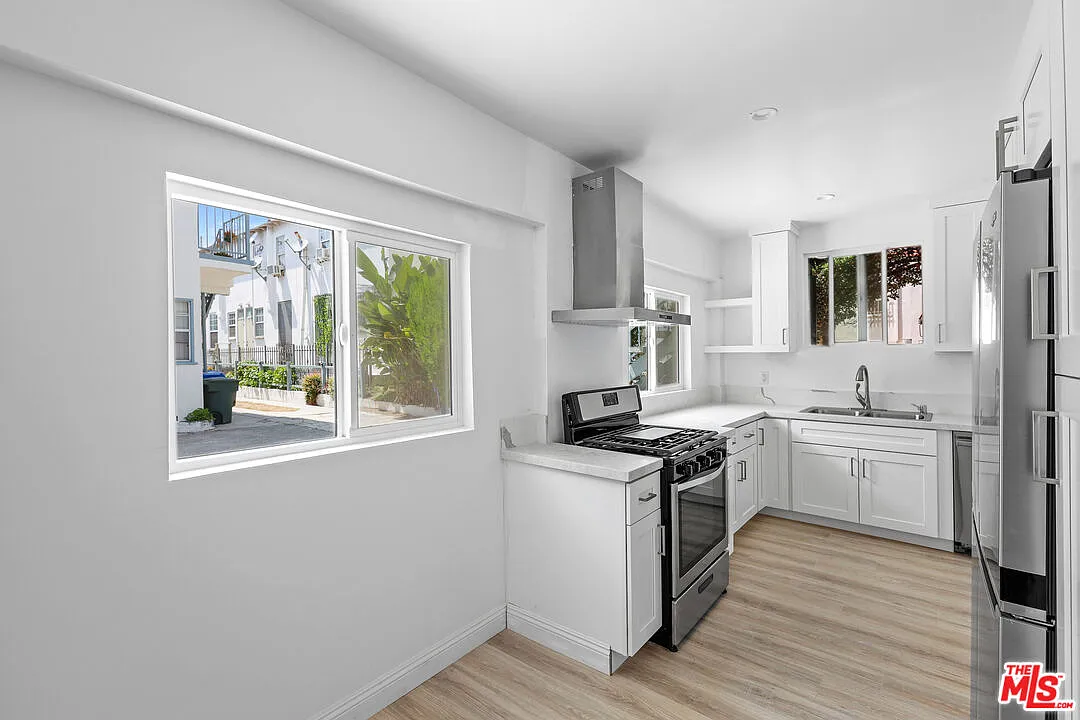 2 bed, 900 sqft, $2,999 — Photo 1