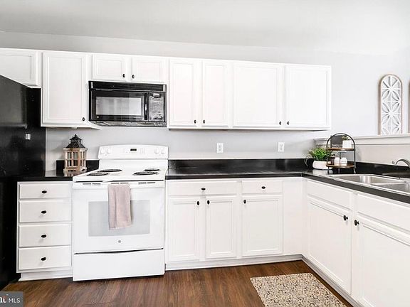 3rd image of 388 Marldale Dr