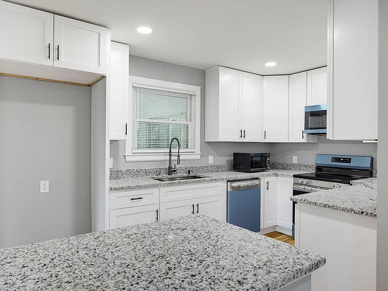 3051 Highland Dr SE — Photo 10