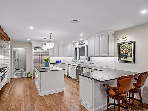 4th image of 3945 Hillcrest Way