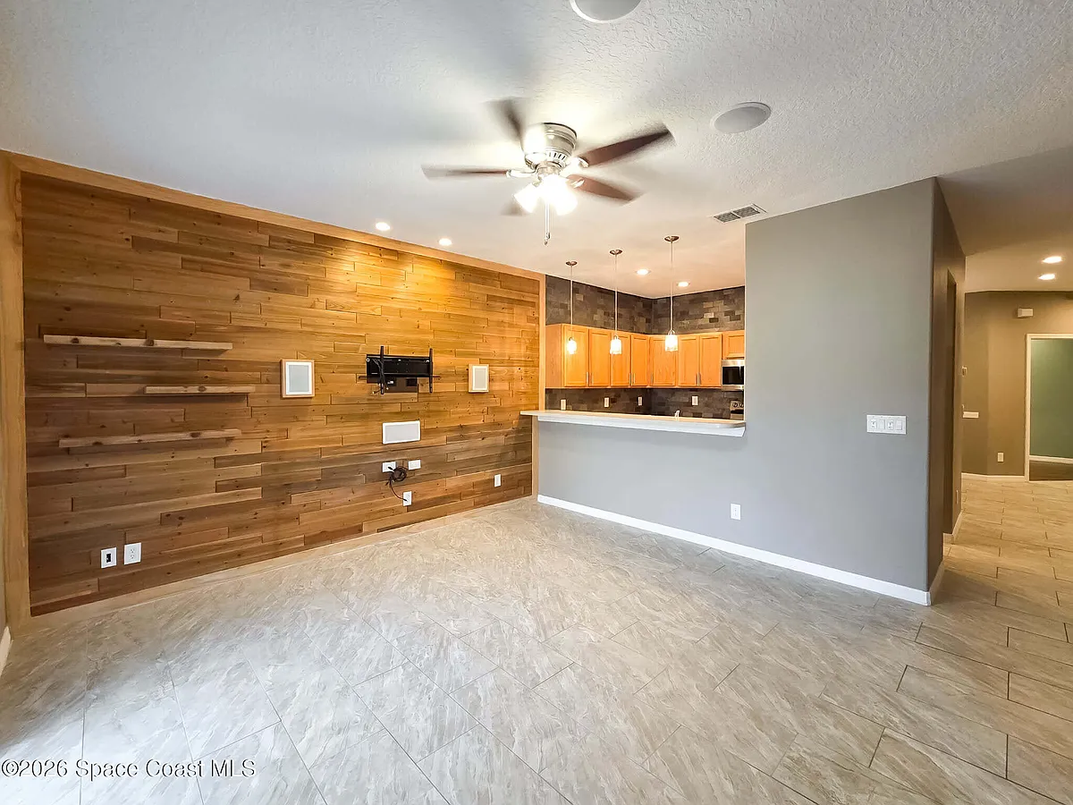 Building Photo - 1015 Venetian Dr #104